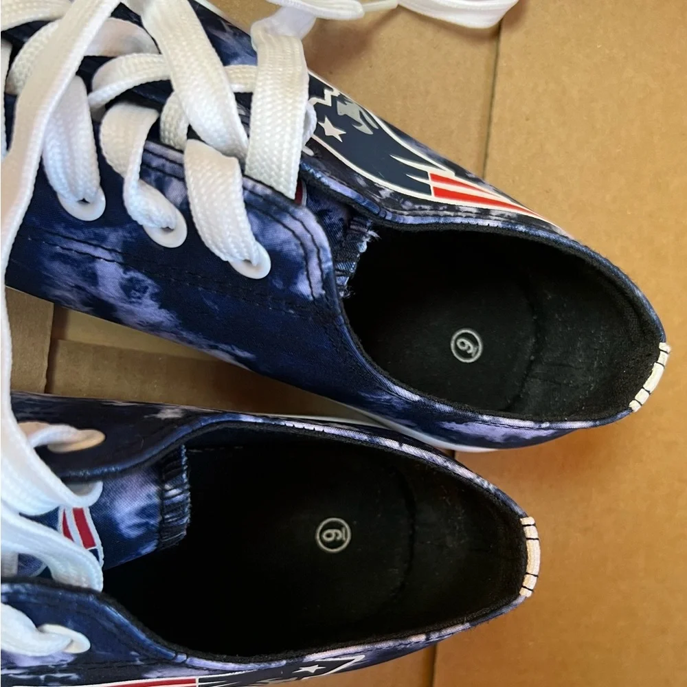 Size 9 Women’s New England Patriots Sneakers - Picture 6 of 6